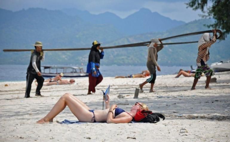 Wisman berjemur di Gili Trawangan, NTB (Sumber: phinemo.com)