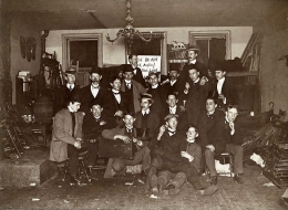 Para seniman dan teman Sekolah Ashcan di studio John Sloan, Philadelphia, 1898 (Sumber: wikipedia.org) 