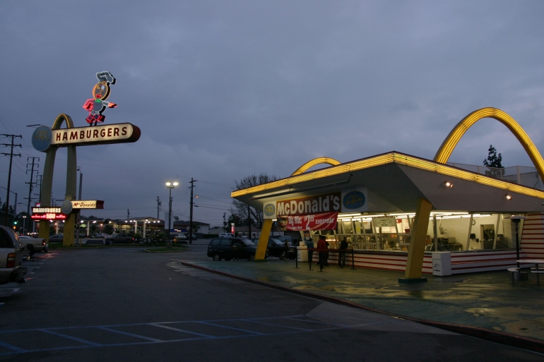 Gerai McDonald's tertua yang masih beroperasi di Downey-AS. Sumber: Bryan Hong/wikimedia