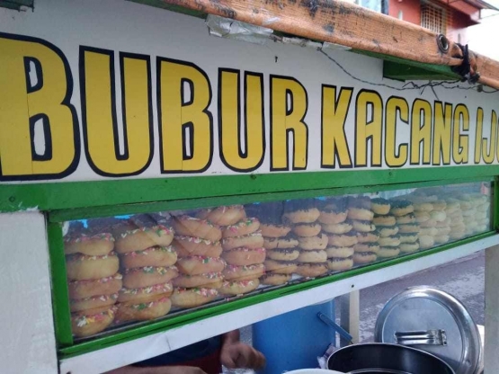 Barisan donat mengisi kabin atas. Harganya  500 rupiah/biji (Dokumen pribadi)