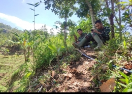 Pratu Arief dengan prada Erfan sedang menghubungi keluarganya diatas bukit/dokpri