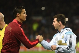 Striker Argentina Lionel Messi (kanan) berjabat tangan dengan striker Portugal Cristiano Ronaldo (kiri) menjelang pertandingan persahabatan internasional. (Foto: AFP/PAUL ELLIS via kompas.com)
