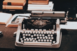 Gambar mesin tik vintage di atas meja oleh Dzenina lukac. Sumber: Pexels