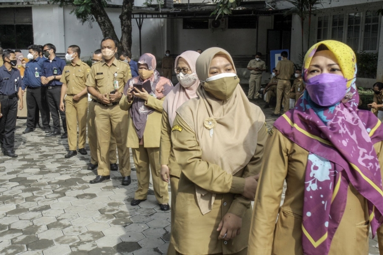 Para PNS adalah abdi masyarakat. (Sumber: Antara Foto | Foto oleh Yulius Satria Wijaya Via Kompas.com)