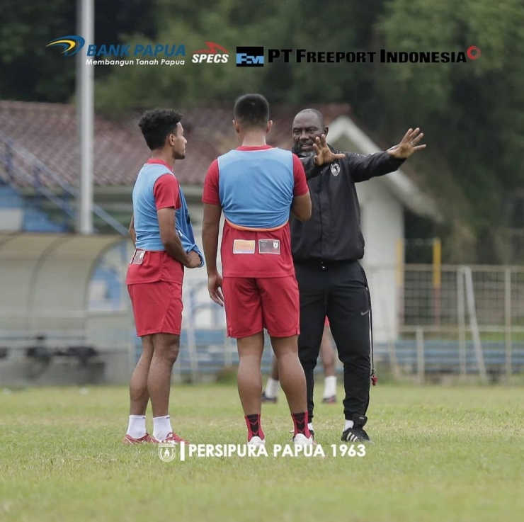 Foto: Jacksen Tiago Sedang Memberikan Arahan Kepala Pemain Persipura/Sumber: @persipurapapua1963