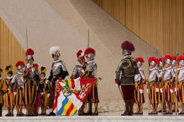 anggota garda Swiss dalam upacara pengambilan sumpah di Vatikan. Sumber gambar: wikimedia.org/Paul Ronga