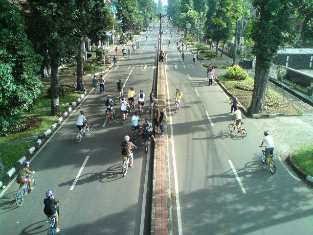 CFD Dago Bandung tahun 2010 sebelum terapiliasi oleh ragam kegiatan lainnya selain jalan kaki, lari, dan bersepeda. ( Foto : Tiyo Adi Wasana, B2W Bdg)