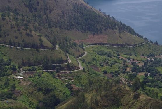 Jalan berkelok menuju Desa Tongging (Foto pribadi)