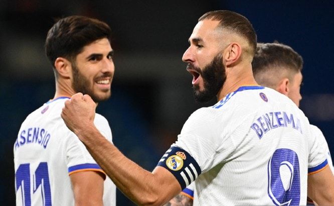 Kapten Real Madrid, Karim Benzema mencetak dua gol dalam kemenangan 6-1 atas Real Mallorca, Kamis dini hari tadi.  (Gabriel Bouys/AFP/Antara) 