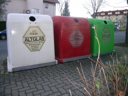 Kontainer botol kaca dan pengelolaan limbahnya di Jerman | Foto: commons.wikimedia.org/Salino01—