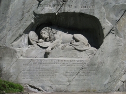 monumen di kota Lucerne, Swiss untuk mengenang keberanian garda Swiss ketika melindungi Raja Louis XVI.Sumber gambar: wikimedia.org/Gürkan Sengün 