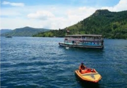 Gambar.anekatempatwisata.com./ Panorama Danau Toba dengan sarana transportasi