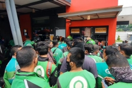 Ratusan driver ojek online mengantri BTS Meal di Jalan Sisingamangaraja, Medan, Sumatera Utara, Rabu (9/6/2021)(KOMPAS.com/DANIEL PEKUWALI)