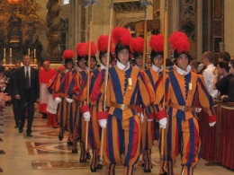 potret garda Swiss yang sedang berbaris di dalam Basilika Santo Petrus setelah selesainya sebuah acara. Sumber gambar: wikimedia.org/Alberto Luccaroni