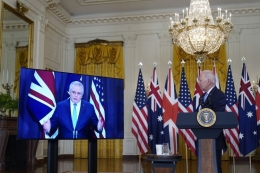 Presiden Amerika Serikat Joe Biden mendengarkan Perdana Menteri Australia Scott Morrison dan Perdana Menteri Inggris Boris Johnson, ketika mereka mengumumkan pakta kerja sama di East Room Gedung Putih, Washington DC, 15 September 2021.| Sumber: AP PHOTO/Andrew Harnik via Kompas.com