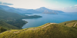 Pemandangan Danau Toba dari Bukit Holbung (dok. Facebook Dinas Pariwisata Kab. Samosir)