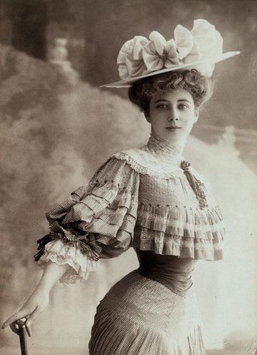 Wanita dengan pimggang kecil|Sumber gambar : historicalsewing