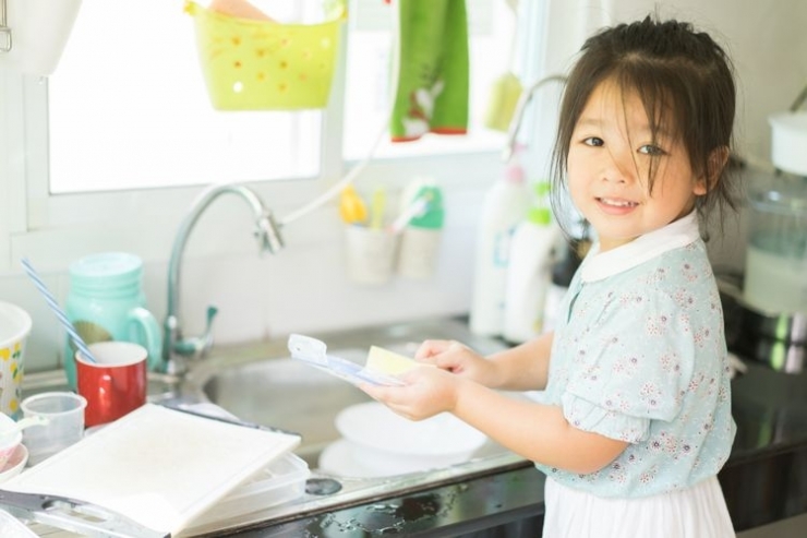 Orangtua mengarjakan anak mengerjakan pekerjaan rumah tangga | Sumber: shutterstock via lifestyle.kompas.com