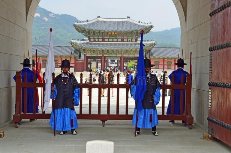 www.dreamtime.com/Penjaga2 Istana Gyeongbokgung, sesaat sebelum dan setelah pergantian penjaga