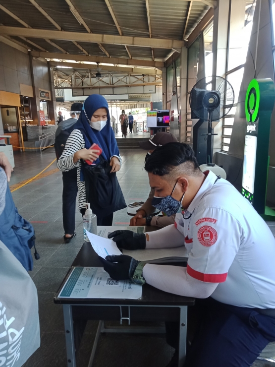 Petugas KAI memeriksa sertifikat vaksin calon penumpang di Stasiun Citayam (Dokumen pribadi)