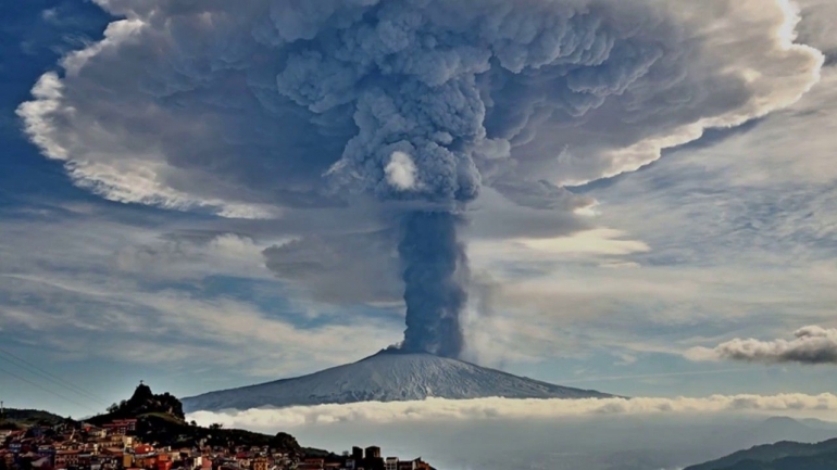 Ilustrasi letusan Gunung Toba di masa lalu (sumber: intisari.grid.id)