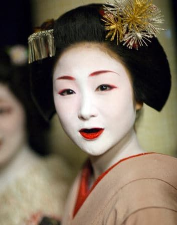 Seorang Geisha dengan gigi hitamnya|Sumber gambar : lesleydowner