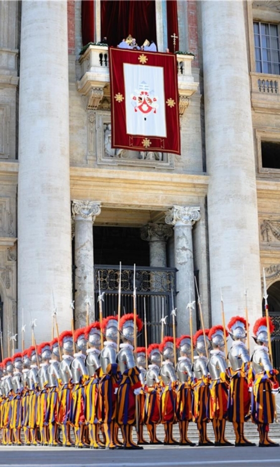 potret formasi garda Swiss dalam sebuah acara seremonial di Vatikan. Sumber gambar: houseofswitzerland.org