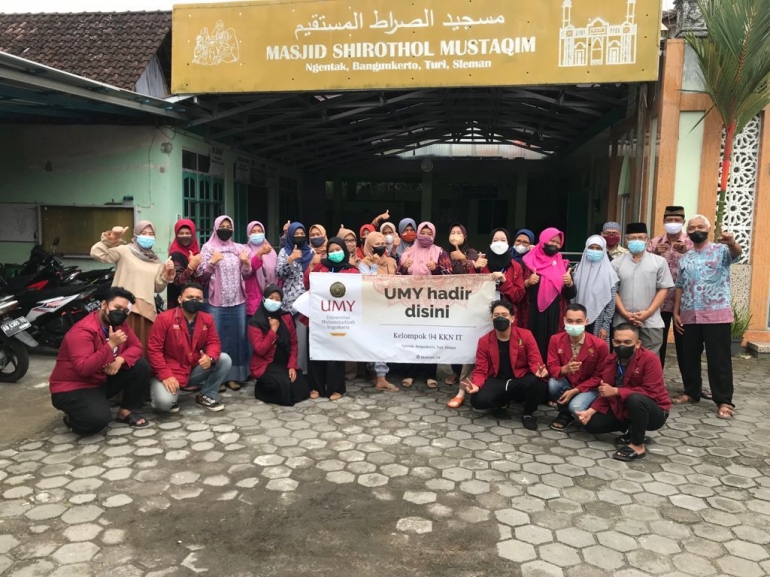 Foto bersama mitra UMKM dan mitra PKK Dusun Ngentak ketika Penarikan KKN IT UMY 094 pada 12 September 2021/dokpri
