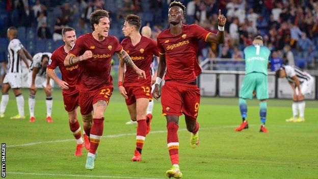 Pemain AS Roma merayakan gol ke gawang Udinese. (via Getty Images)