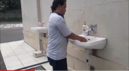  Seorang pekerja sedang melakukan cuci tangan di seusai bekerja(dokpri)