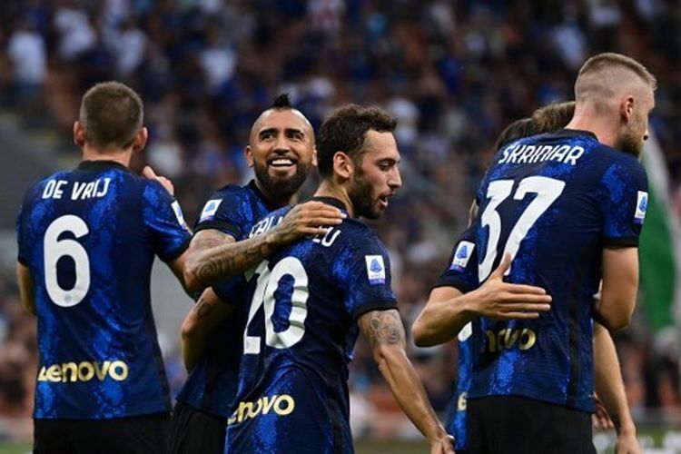 Para pemain Inter yang merayakan gol Halkan ke gawang Genoa. Foto: AFP/Miguel Medina via Kompas.com