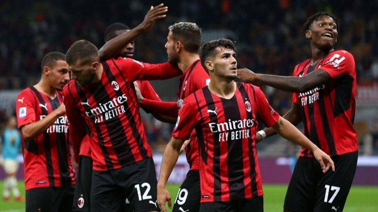 Pemain AC Milan merayakan gol ke gawang Venezia. (via truthunfold.com)