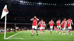 Pemain Arsenal merayakan gol ke gawang AFC Wimbledon. (via footballace.org)