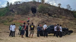 KetFot: Pengurus dan pihak Desa sedang berdiskusi dengan pengurus Goa lawa (DokFot Abdul Kharis)