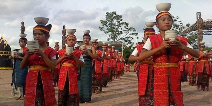 Tari tor-tor cawan persembahan anak-anak dari Samosir pada acara pembukaan Festival Danau Toba 2013 di Samosir, (Foto: Kompas.C0m/Fitri Prawitasari)