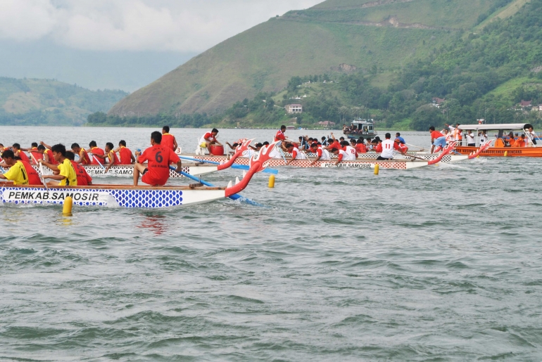 Festival Mangebang Solu Bolon, Danau Toba pun diramaikan puluhan perahu besar (solu bolon) yang berlomba. (Foto visitsamosir.com)