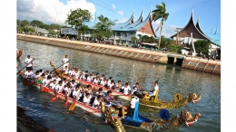 Festival Mangebang Solu Bolon, Danau Toba pun diramaikan puluhan perahu besar (solu bolon) yang berlomba. (Foto visitsamosir.com)
