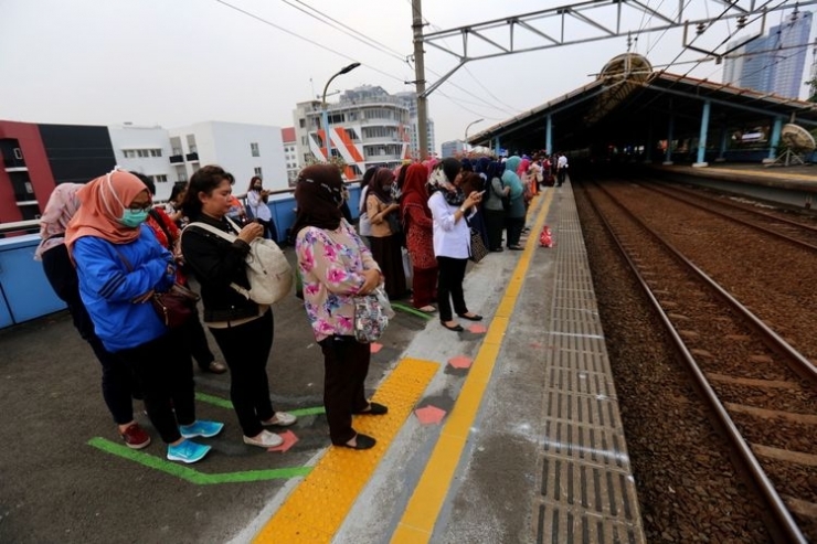 Antrean penumpang kereta | KOMPAS.com/GARRY ANDREW LOTULUNG