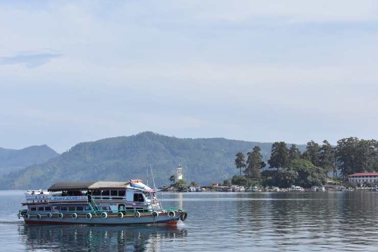 Kapal motor menjadi transportasi utama menyeberangi Danau Toba. Foto: Dok. Pribadi Kristianto Naku.