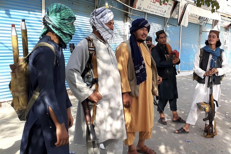Milisi Taliban berjaga di kota Kunduz, Afghanistan utara, Senin (9/8/2021). (AP PHOTO/ABDULLAH SAHIL)