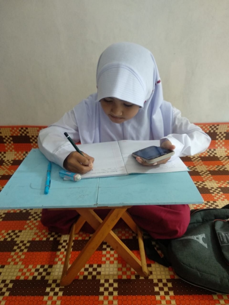 Salah Satu siswa MI Miftahul Ulum Ciawi - Bogor sedang meringkas isi video pembelajaran (Dokpri)