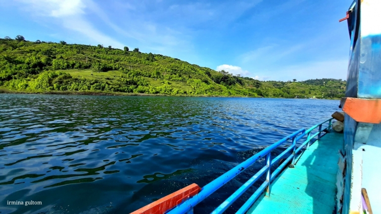Pemandangan Danau Toba dari atas kapal (Dokumentasi pribadi)