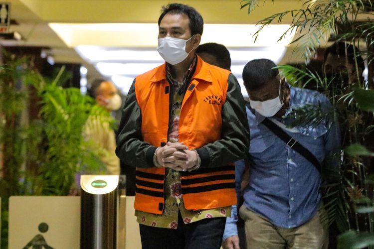 Image caption - Wakil Ketua DPR Azis Syamsuddin ditahan usai diperiksa di Gedung Merah Putih KPK, Jakarta, Sabtu (25/9/21) - nasional.kompas.com
