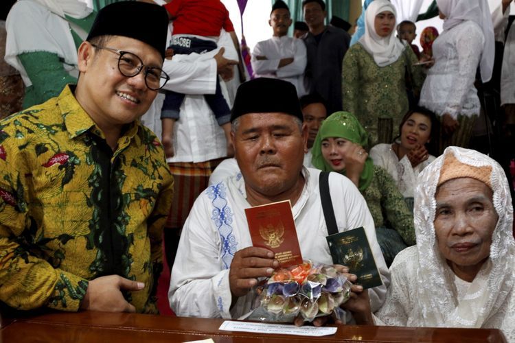 Ketua Umum PKB, Muhaimin Iskandar mendampingi pasangan pengantin Mang Kus dan Marsiati mengikuti nikah massal yang diselenggarakan Partai Kebangkitan Bangsa di KUA Menteng, Jakarta Pusat, Jumat (25/8/2017). Sebanyak 103 pasangan pengantin mengikuti acara ini.(KOMPAS IMAGES/KRISTIANTO PURNOMO dipublikasikan kompas.com) 
