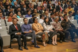 Mendikbud RI, Nadiem Makarim, pakai celana jeans saat menghadiri pelantikan Rektor UI (2019). Sumber foto: inet.detik.com (dok. Universitas Indonesia)