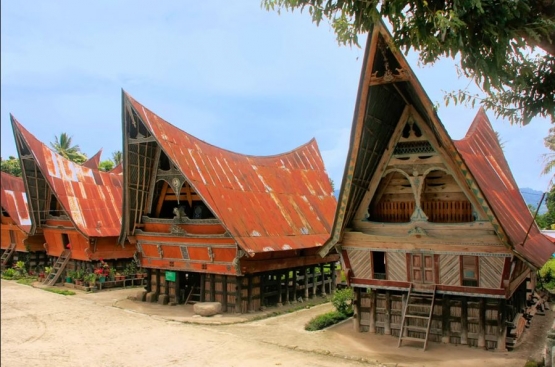 Rumah yang ada di Desa Tomok. Gambar dari Indonesia.Travel
