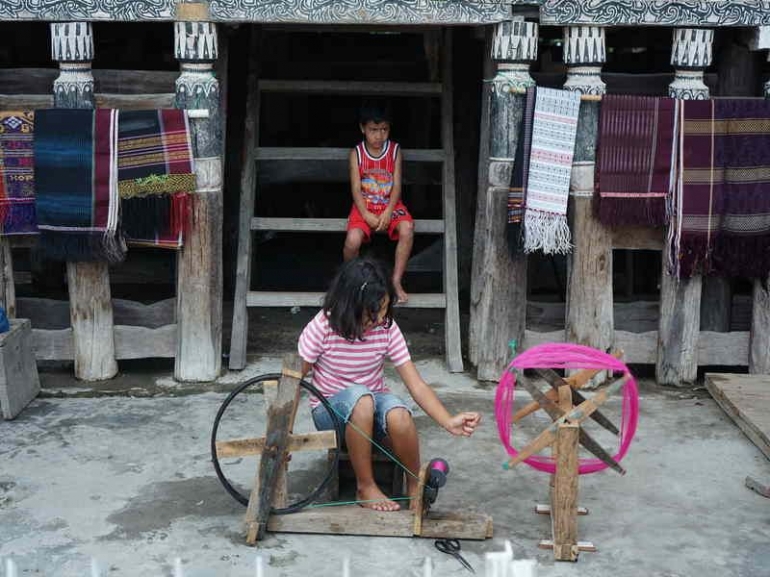 Dari kecil mendidik anak untuk menenun ulos (sumber : deddyhuang.com)