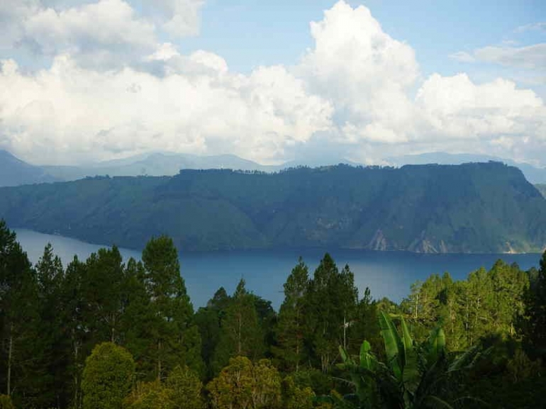Pemandangan Danau Toba (sumber : deddyhuang.com)