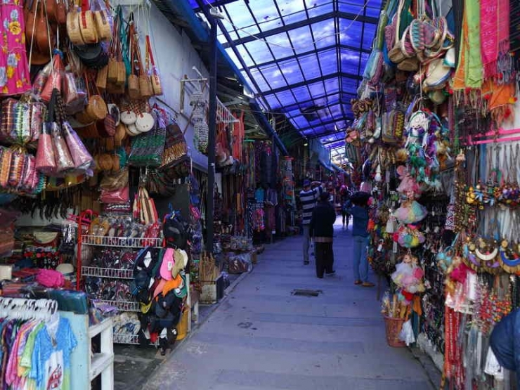 Belanja souvenir di Pasar Tomok (sumber : deddyhuang.com)
