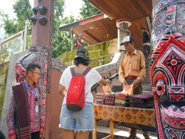 Gerbang masuk ke Makam Raja Sidabutar (sumber : deddyhuang.com)